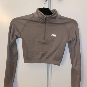 ICIW Define cropped 1/4 zip - Träningstopp från Icaniwill i färgen taupe. Modellen heter define cropped 1/4 zip. Använd ett fåtal gånger och är i jättebra skick! 🥰