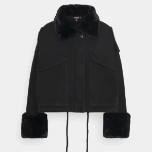 Jeansjacka Päls - Säljer min superfina jacka då den inte kommer till användning. Från missguided. Stl M men något liten i stl, jag är vanligtvis en 36. Pälsen är avtagbar om man vill ta bort den💜I fint skick!