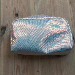 Necessär  - En necessär som knappt är användbar. Dragkedjan är trasig men den funkar fortfarande att stänga💕