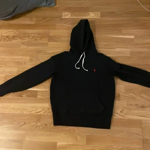 Ralph lauren hoodie (mörkblå) - En fin Ralph lauren hoodie i storlek S och färgen mörkblå. Säljer den då jag har växt ur den. Skriv vid frågor. 
