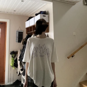 Vit t-shirt med tryck  - Vit oversized tröja med tryck på framsidan från Shein💕Använd ca 3 gånger och har en liten fläck på ryggen vid axeln, inget stort alls. Går säkert bort i tvätten🙌🏼Strl. XS, men kan passa M/L för att den är oversized. 