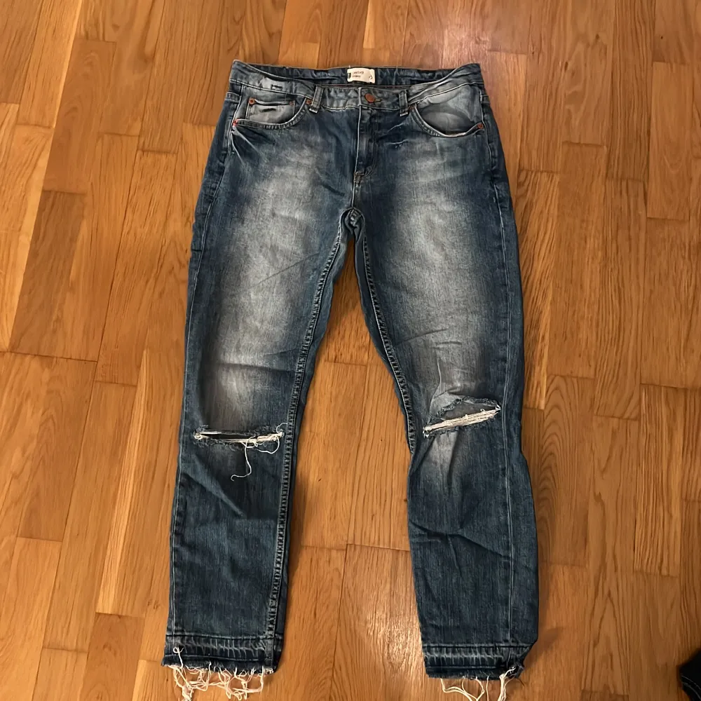 Säljer nu dessa jeans från Gina Tricot då dem är i fel storlek!💕 Vill ni ha fler bilder eller mått så går de självklart att lösa!💕. Jeans & Byxor.