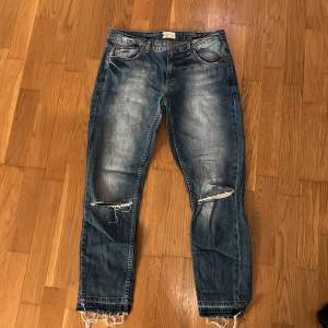 Säljer nu dessa jeans från Gina Tricot då dem är i fel storlek!💕 Vill ni ha fler bilder eller mått så går de självklart att lösa!💕