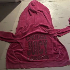 Rosa juicy couture tröja - En juicy couture tröja som är perfekt inför vintern. Sista bilden ser de ut som att den är i en annan färg, den är rosa som i de två första bilderna 