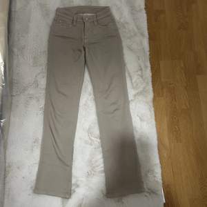 Low waist jeans av märkte MAC  Säljer för 350kr, då de är helt nya! Endast använda 1 gång 