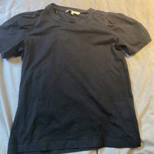 Säljer denna svart t-shirten med puffärmar från Pernilla walgrens kolextion💗i storlek s