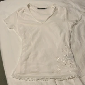 Söt topp - Jättesöt spetstopp med gulligt broderi, den går även att knyta i ryggen för en tajtare känsla! Den har samma gulliga detaljer så skriv om du har fler frågor!