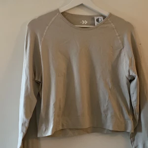 Träningströja  - Träningströja ifrån lager 157 i strl XL i färgen beige, väldigt fint skick då den aldrig är använd!