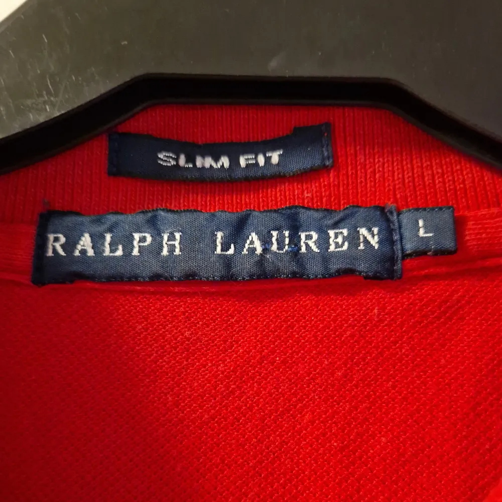 Säljer en Ralph Lauren Piké eftersom att jag har växt ur den. Den har inga märken eller fläckar. Skick: 8/10, Pris 99kr, Nypris 900kr  Storlek: L (barn). T-shirts.