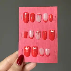 FÄRDIGT SET 💛 Press on nails (lösnaglar) i storlek S. Storleken anser bredden på dina naglar. Alla lösnaglar är handmålade av mig med gellack. Detta set är ett färdigt set och går att köpa direkt. Jag skickar med 14 naglar för fler storleksalternativ. 💅🏼💗 