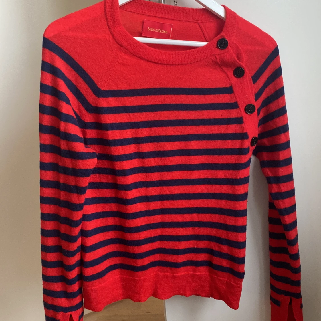 Zadig&voltaire tröja med små hål!