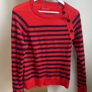 Zadig&voltaire tröja med små hål! - En Zadig&voltaire tröja i kaschmir. Den har dock ganska många hål i sig därav priset. Köpt av en tjej på Plick men hade tyvärr hål i sig när jag fick hem den. Nypris ca 4000. Skriv om du vill ha fler bilder på några hål som finns i tröjan!