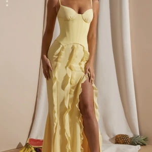 Gul långklänning  - Säljer min fina gula klänning som är använd vid ett tillfälle i några timmar. 