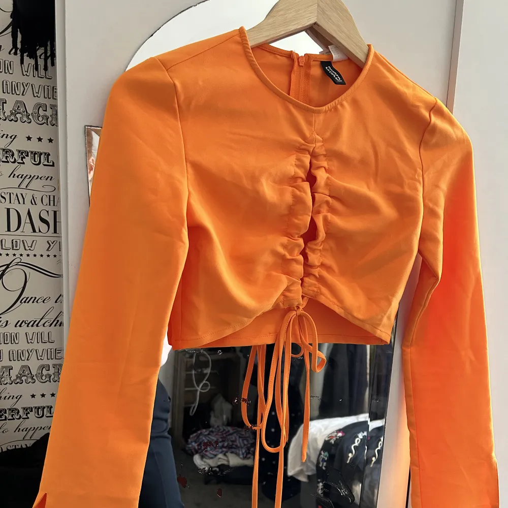 Orange kort tröja från HM med en jätte fin cut out i storlek xs. Den har en liten slit vid armarna.. T-shirts.