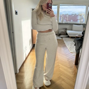 Stickade mysbyxor - Säljer dessa endast provade mysbyxorna som är i ett finstickat material. Supersköna! Stl M🤍 Köparen står för frakt!