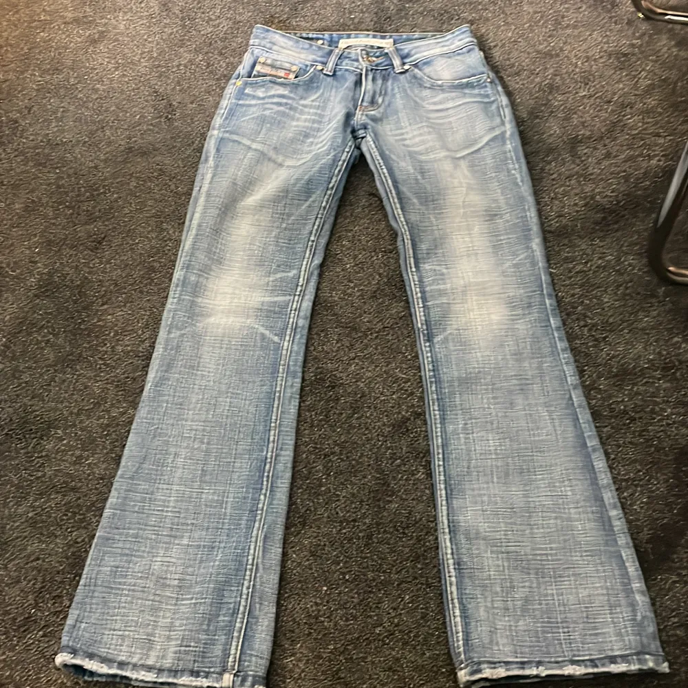 Så snygga Lågmidjade diesel jeans, försmå för mig tyvärr:( Midjemått rakt över: 34cm  Ytterbenslängd: 95cm  Innebenslängd: 78cm 💖💘💖. Jeans & Byxor.