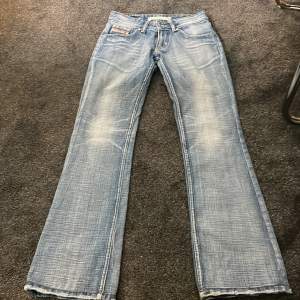 Så snygga Lågmidjade diesel jeans, försmå för mig tyvärr:( Midjemått rakt över: 34cm  Ytterbenslängd: 95cm  Innebenslängd: 78cm 💖💘💖