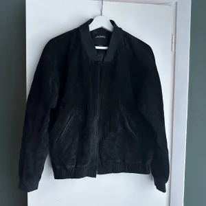 Läderjacka / bomberjacka - Läderjacka/ bomberjacka från Monki. Använd några gånger men i gott skick. 