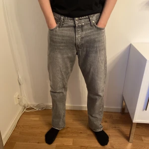 Gråa Jeans  - Gråa jeans från Jack & Jones. Det är knappt använda. Fråga gärna vid funderaringar. Pris kan diskuteras.