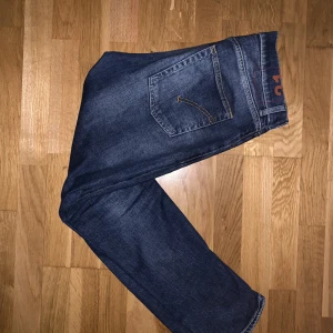 Dondup Jeans - Nypris: 3000 kr  I  Mitt pris: 699 kr  Nyskick, inga defekter.   