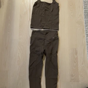 Aimn set  - Träningsset från aimn med långa tights och matchande linne i färgen espresso. Storlek S i båda delar.  350 kr för hela setet. 