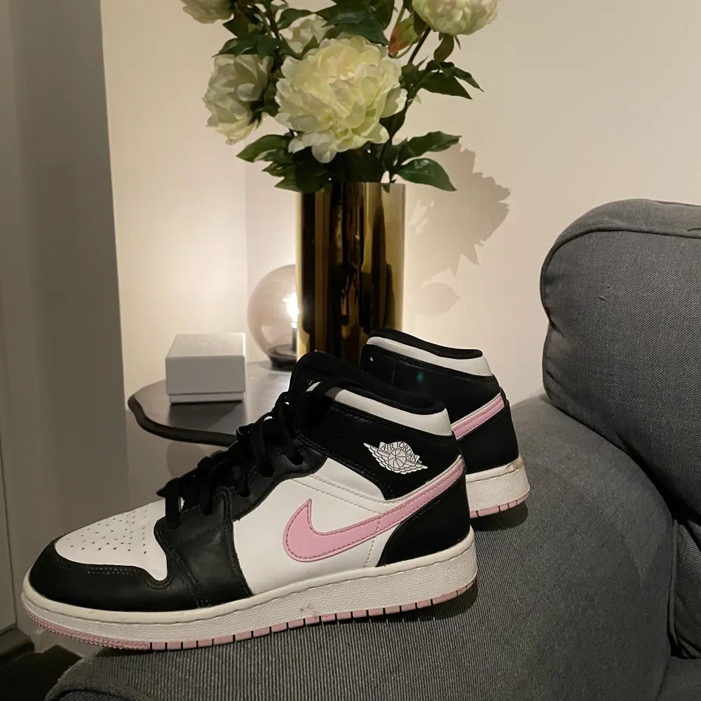 Air Jordan 1 Mid Artic pink, skorna är som nya, endast andvända 4 gånger (priset kan diskuteras) frakt tillkommer . Skor.