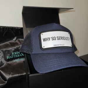 Why so serious? Keps - Säljer en helt ny John Hatter why so serious? Keps. Box och påsen medföljer. Pris kan diskuteras   Kan även skickas mot fraktkostnad 