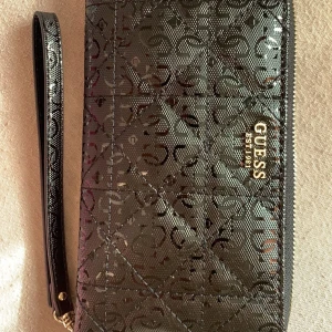 Guess plånbok / clutch  - Helt ny oanvänd. Bara ligger i skåpet 