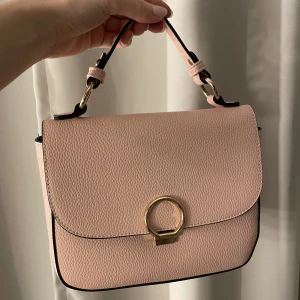 Väska - Super söt hand- axelväska🩷 köpt från Ullared för massa år sedan. Justerbar axelrem medföljer! Bara hör av dig om du vill ha bild inuti