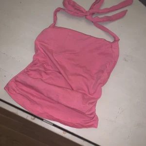 Rosa linne - Säljer detta fina rosa linne. S men passar bra som Xs också. Använd typ 2 ggr så i nyskick.