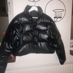Puffjacka - Svart puffjacka som är kroppad, storlek S men är lite stor i storleken 