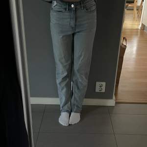 Jättefina jeans från Lindex! Använda men inga tecken på defekter, utan i ett fint skick💞 säljer då jag inte använder dom längre  köpta för 400kr, säljer för 110kr🌟  Vid frågor går det super bra att kontakta privat💞