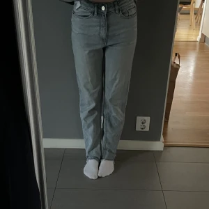 Högmidjade/mid waist jeans - Jättefina jeans från Lindex! Använda men inga tecken på defekter, utan i ett fint skick💞 säljer då jag inte använder dom längre  köpta för 400kr, säljer för 110kr🌟  Vid frågor går det super bra att kontakta privat💞