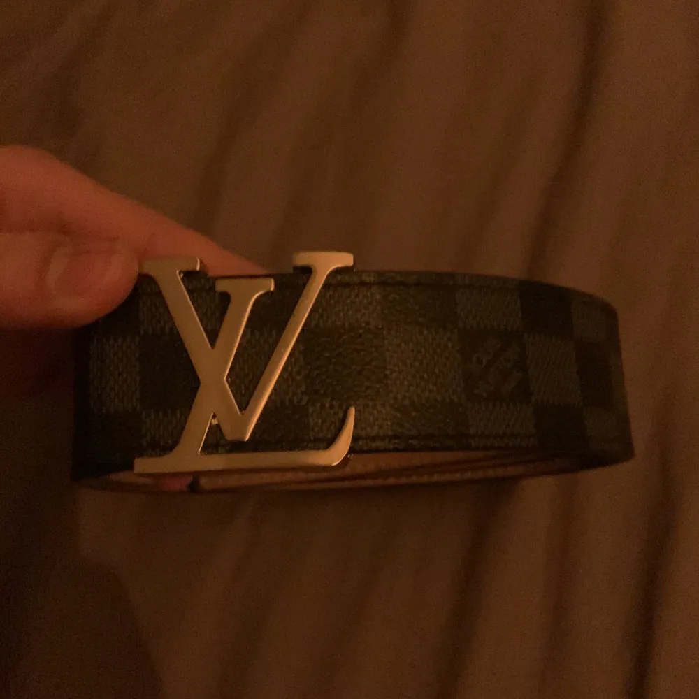 Ett Louis Vuitton bälte. Den är gjord i LV affären men insydd lite fel så den klarade inte av alla krav de är därför jag har sänkt priset.Men man märker inte att den insydd fel. Övrigt.
