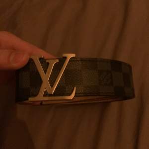 Ett Louis Vuitton bälte. Den är gjord i LV affären men insydd lite fel så den klarade inte av alla krav de är därför jag har sänkt priset.Men man märker inte att den insydd fel
