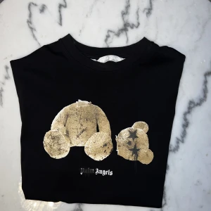 Palm Angels T-Shirt - Säljer en helt ny Palm Angels t-shirt med björnmotivet. Finns QR kod på insidan. Detta är en Oversize modell, passar killar och tjejer. Storlek är L.