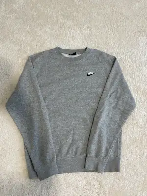  Jag har en snygg Nike sweatshirt i storlek S till salu för endast 200 kr. Den är i utmärkt skick. Ett bra tillfälle att få en fin tröja till ett bra pris!