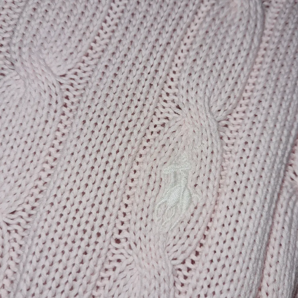 Jättefin kabelstickad ÄKTA Ralph Lauren tröja som jag knappt använt då den är för liten. Köpt på NK för 1600kr. Tröjan är gjord på PIMA bomull och är jättemjuk och skön.  Storlek S Pastellrosa Inga noppor/lösa trådar. Tröjor & Koftor.