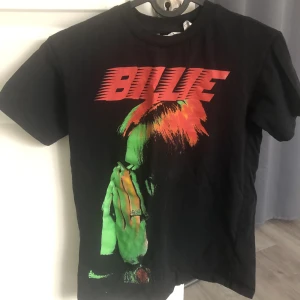 Bille eilish t-shirts - Säljer 2 fina bille eilish pågrund av liten i storleken, dom är väll använda men endå i fint skick. Passar bra till allt från jeans till mjukisbyxor💞