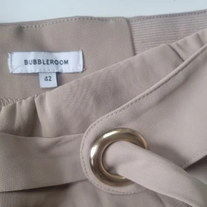 Vida byxor  - Byxor med klass. Kostymbyxor. Otrligt vacker knytning i midja. För stora för mig, därav försäljning. 