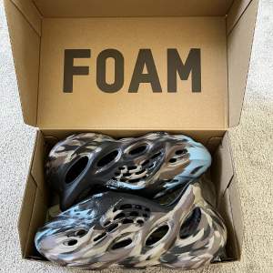 Helt nya yeezy foam runner i färgen mx cinder, storlek 37. Köpt från ADIDAS CONFIRMED 