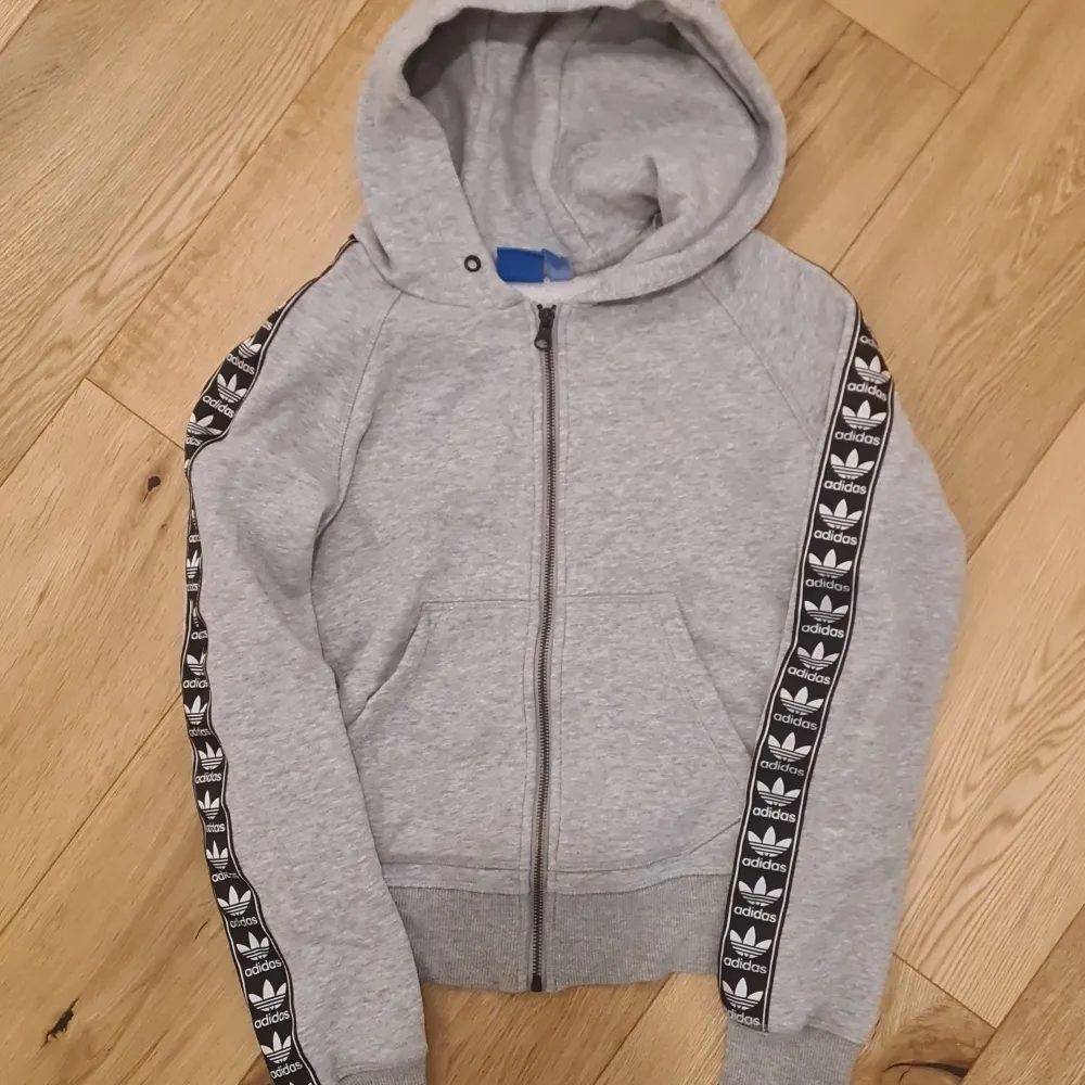 Säljer min så snygga adidasfleece i storlek xs. Den sitter så bra och har inga defekter, dock så har den inga snören men det går att sätta dit.. Hoodies.