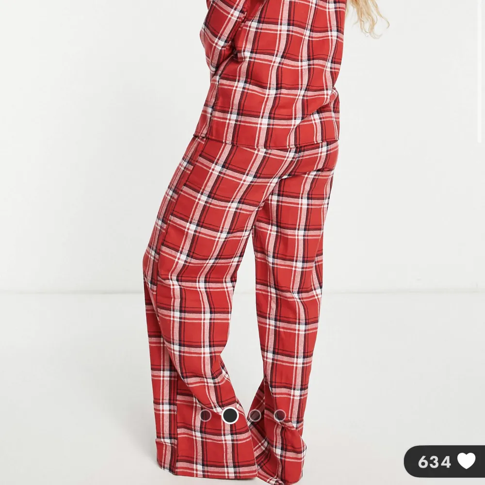 Superfin röd helt oanvänd pyjamas, tyvärr väldigt lång för mig som är 160cm. Storlek 34 men passar mer som 36. Köpt från asos, slutsåld! Kan skicka bild på privat!. Övrigt.
