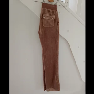 Juicy byxor  - Varsamt andvända juicy couture byxor, bruna i storlek xs. Nypris 1199 kr.