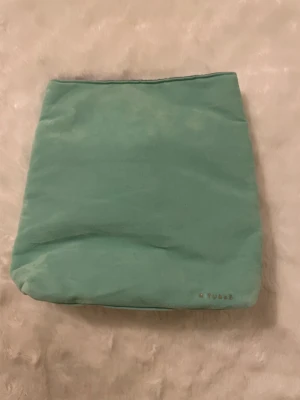 Necessär  - Necessär från rituals där man kan lägga i sminkborstar, hudvård, hårvård mm. Märket har försvunnit lite men annars i väldigt bra skick! Skickar även med två eyepatches från florence by mills🥰