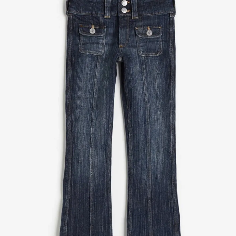 Jeans från H&M som är väldigt stretchiga, och är lågmidjade🫶Ordpris: 279kr ! har bara använt den 2 ggr, så den är i väldigt bra skick💓Passar mig som brukar ha XS/S. Den är slutsåld också! Hör av vid frågor!. Jeans & Byxor.
