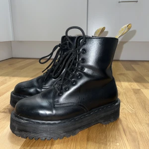 Martens - Doc martens Jadon, mono black. Veganska och helsvarta förutom flärparna bak. Fel stl så kan tyvärr inte ha dem. Fint skick dock är de patchade vid hälen på insidan då fodret skavde hål. cond 7/10