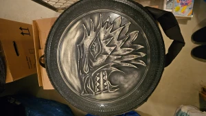 Game of Thrones-väska  - Köpt för 1000:- på Gamestop för några år sedan, men mest hängt på väggen. Skitcool väska som ser ut som en sköld med hårt skal. Fickor för laptop/böcker etc. Remmen är graverad med Starks varg och har en häftig låshasp så man kan öppna den framifrån.