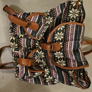 Väska - Snygg väska med dragsko och "lock" Använd men i mycket bra skick