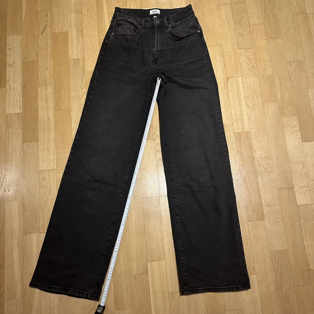 Svartgrå jeans från Only tall. Innerbenslängd ca. 87 cm. Jättesköna pga stretch. Använda fåtal gånger. Modellen på jeansen: Straight/boyfriend🩵 Storlek i midja: 28. Jeans & Byxor.